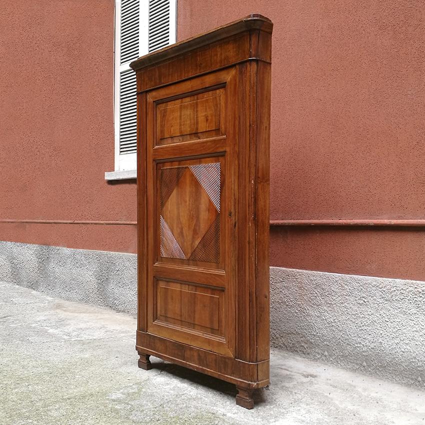 Italian Antique Walnut Corner Cabinet with Decoration, 1800s In Good Condition In MIlano, IT