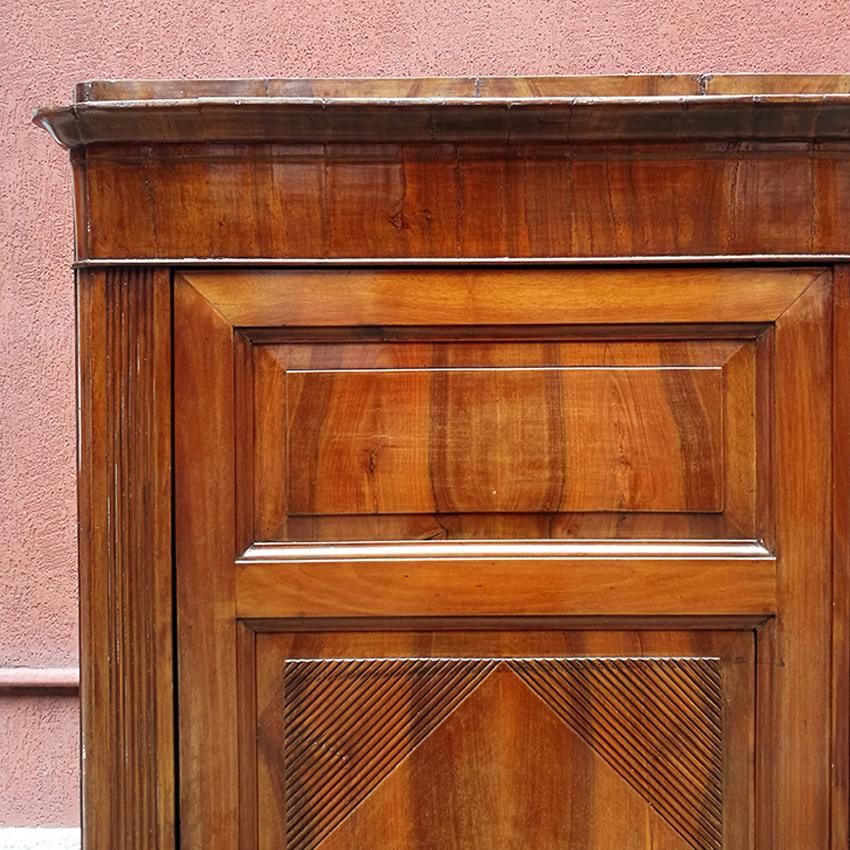 Early 19th Century Italian Antique Walnut Corner Cabinet with Decoration, 1800s