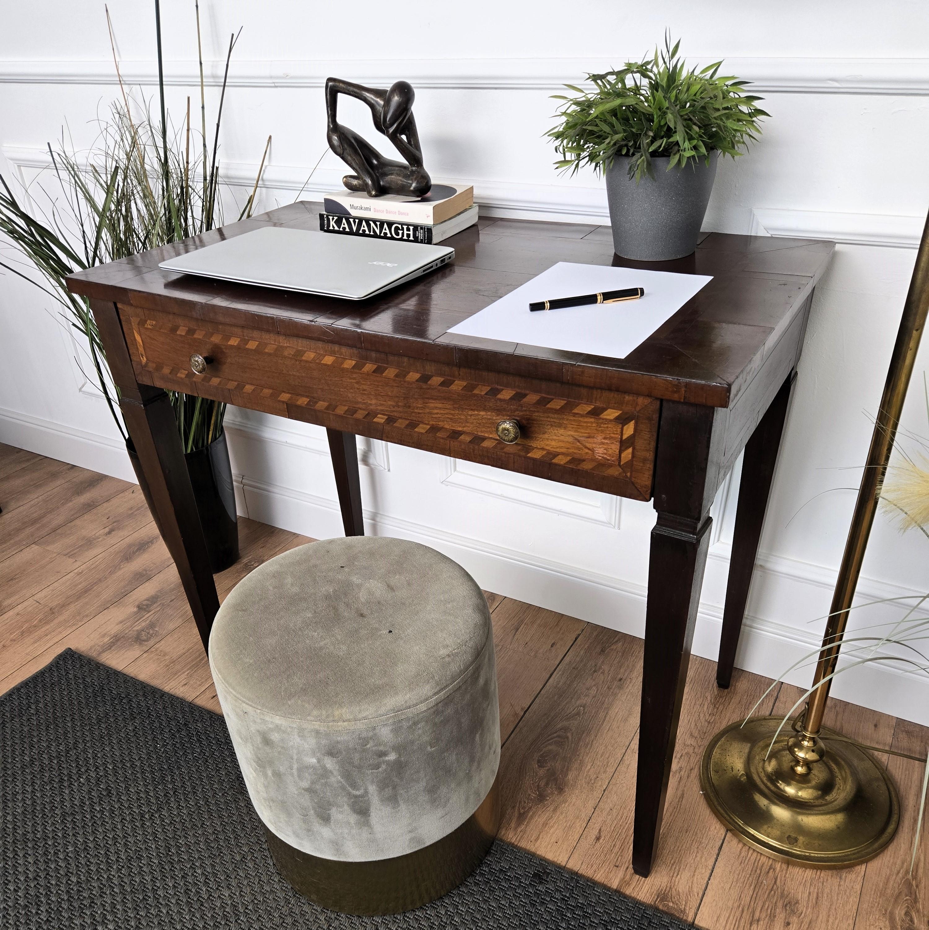Mesa de escritorio italiana antigua de marquetería de nogal Italiano en venta