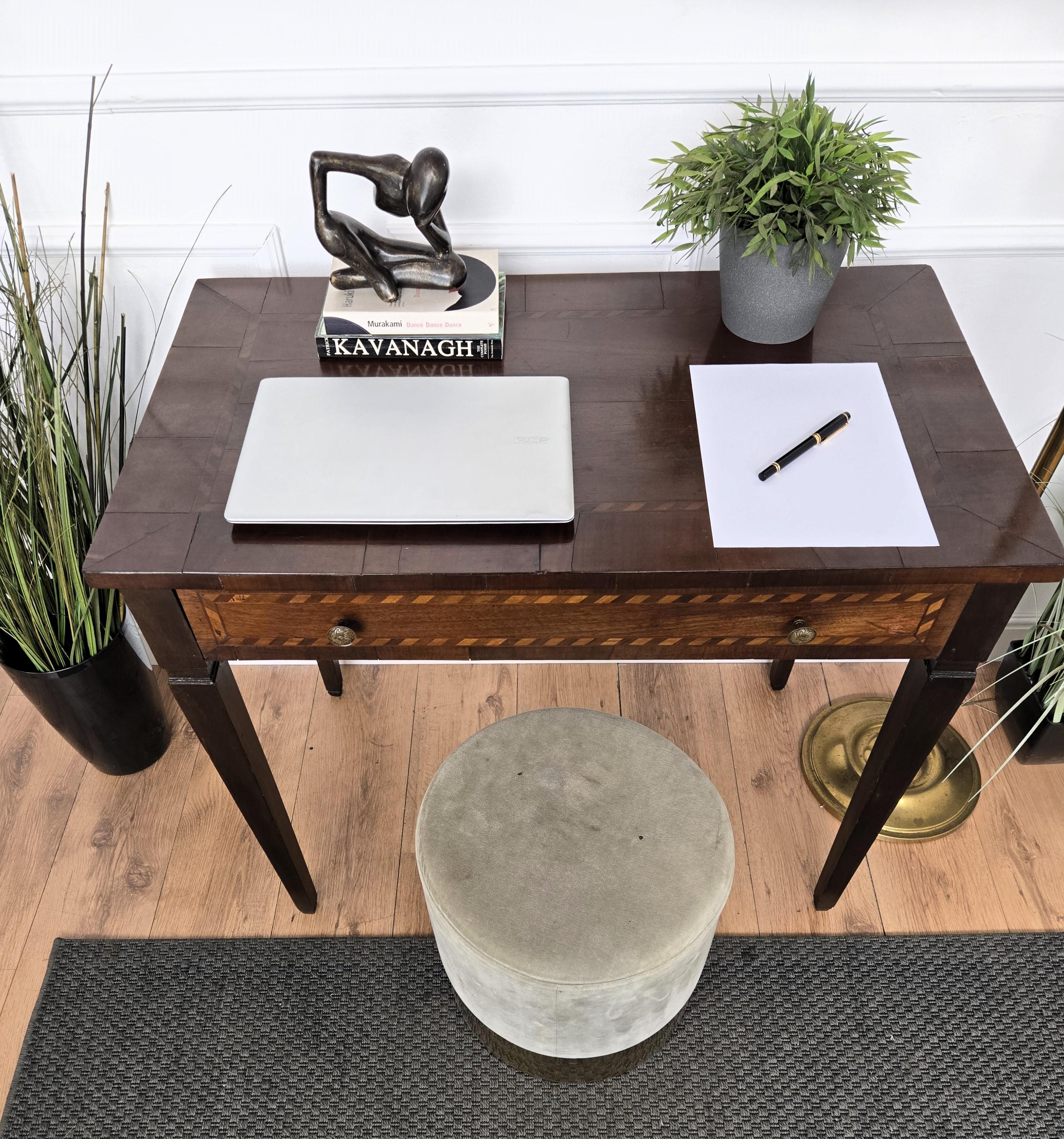 Mesa de escritorio italiana antigua de marquetería de nogal en Bueno estado para la venta en Carimate, Como