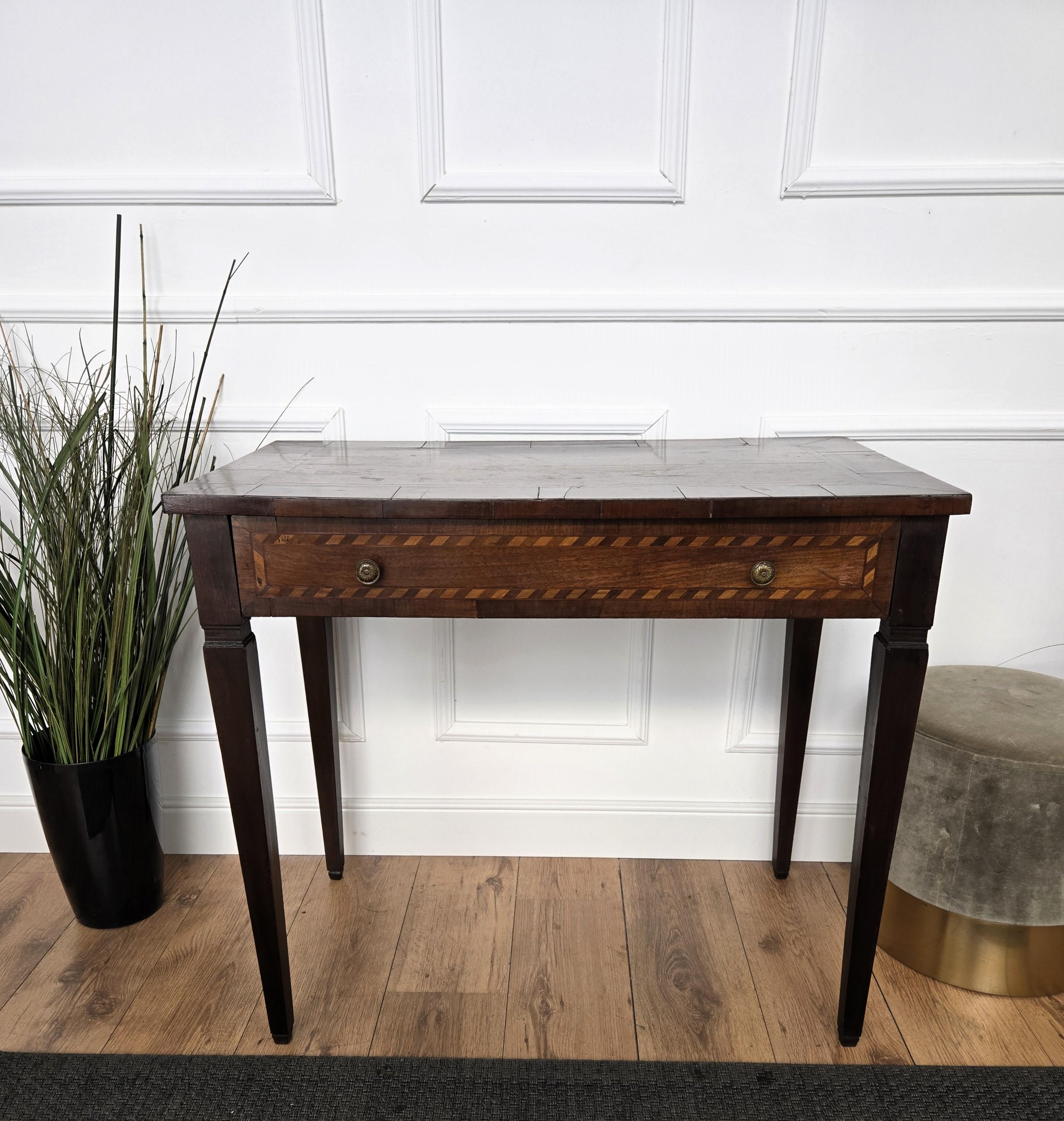 Mesa de escritorio italiana antigua de marquetería de nogal siglo XX en venta