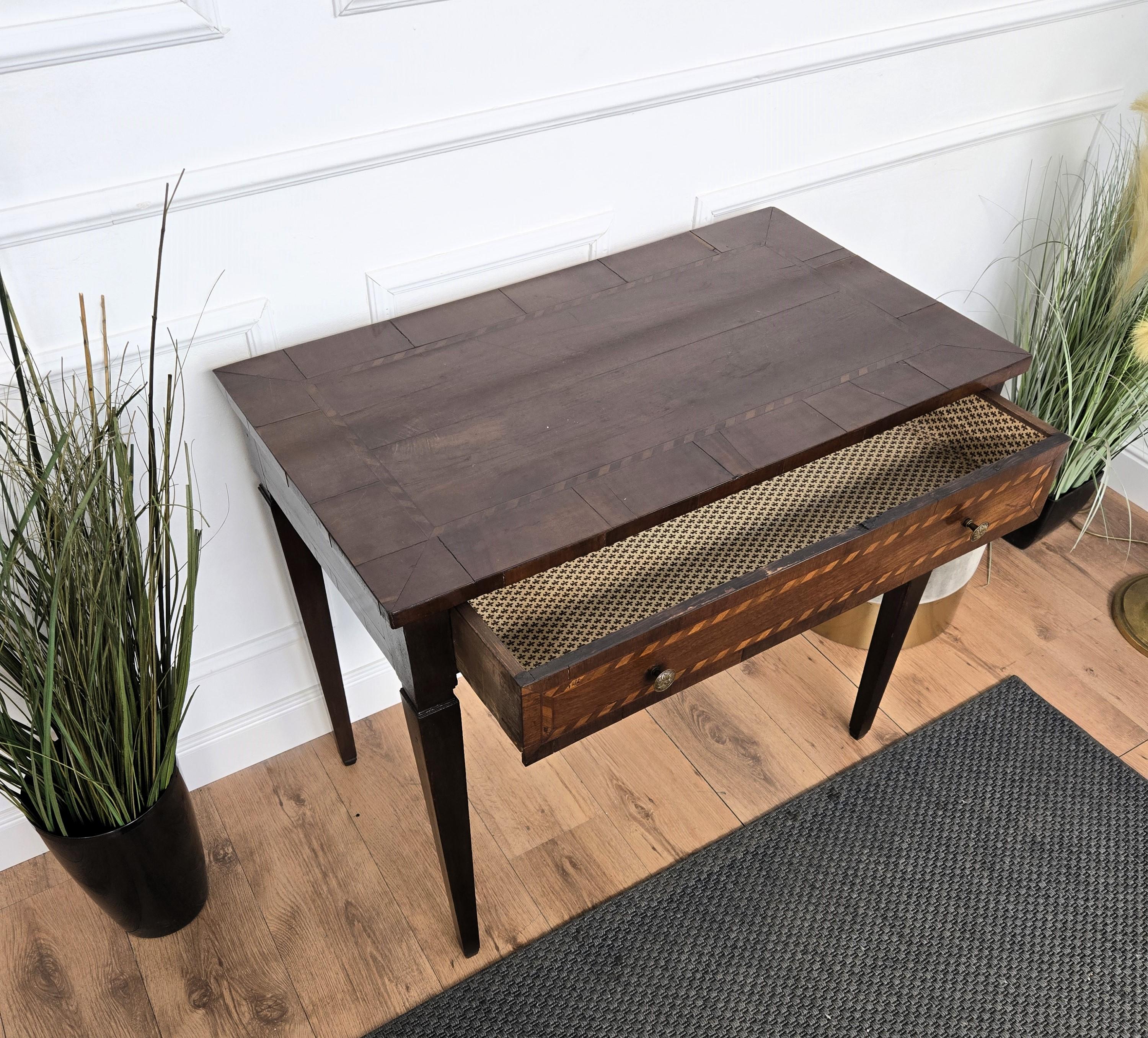 Mesa de escritorio italiana antigua de marquetería de nogal Latón en venta