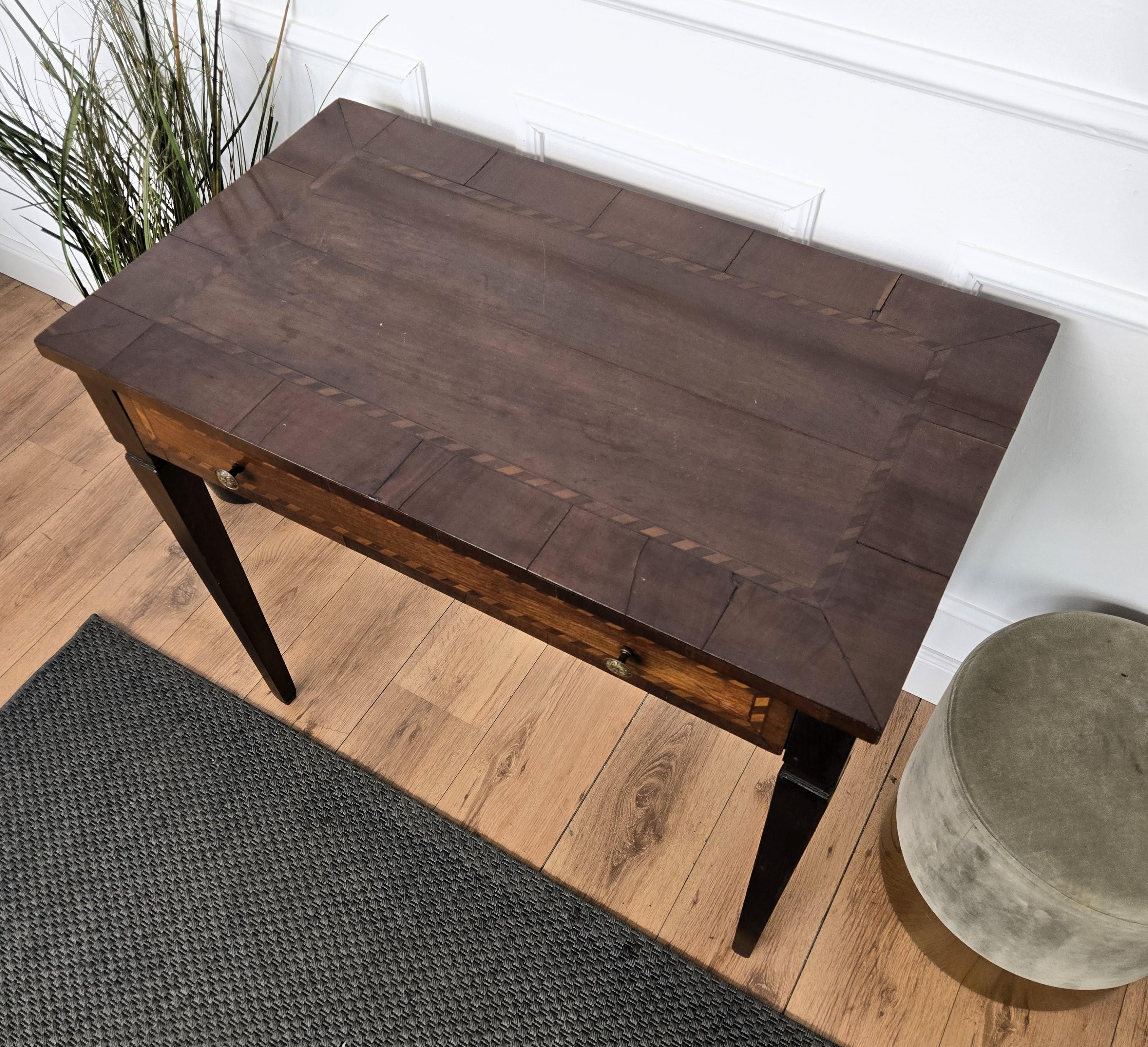 Mesa de escritorio italiana antigua de marquetería de nogal en venta 1