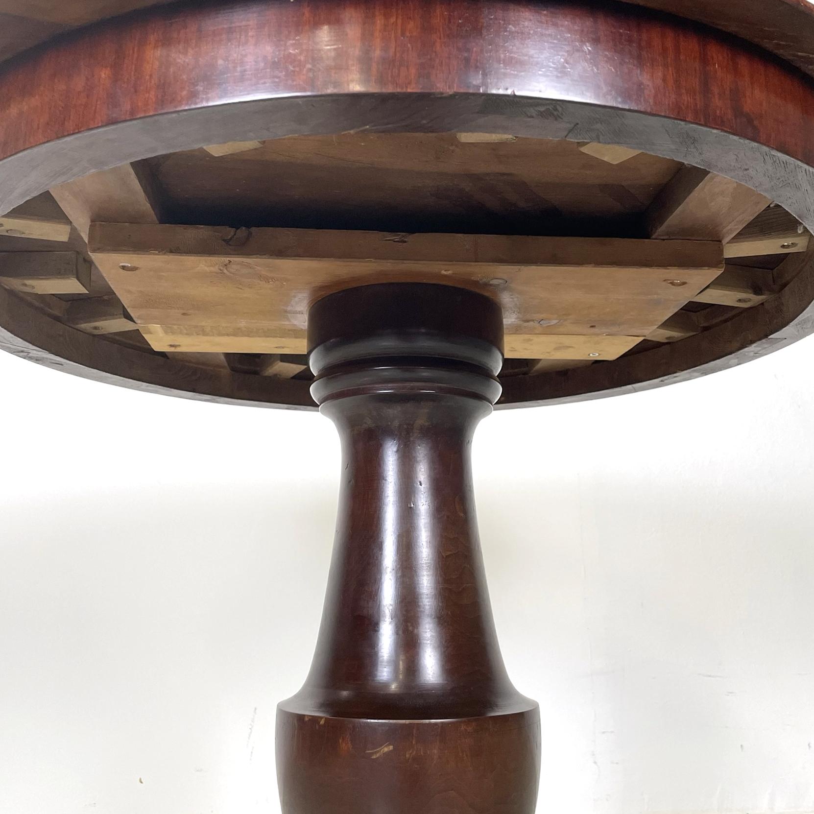 Italian antique walnut round and finely worked wood dining table, 1800s         For Sale 4