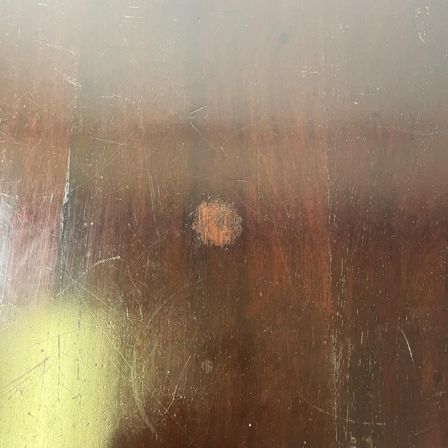 Table de salle à manger italienne ancienne, ronde en noyer et en bois finement travaillé, années 1800 en vente 1