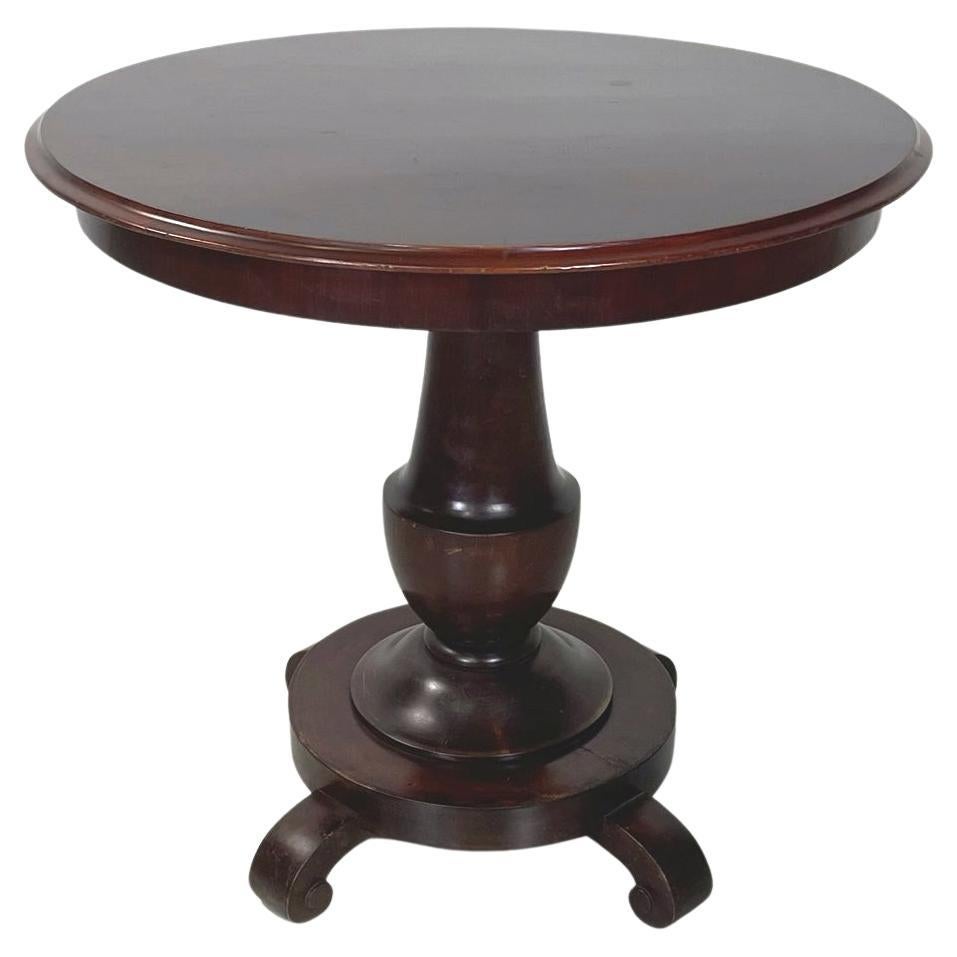 Italian antique walnut round and finely worked wood dining table, 1800s         For Sale