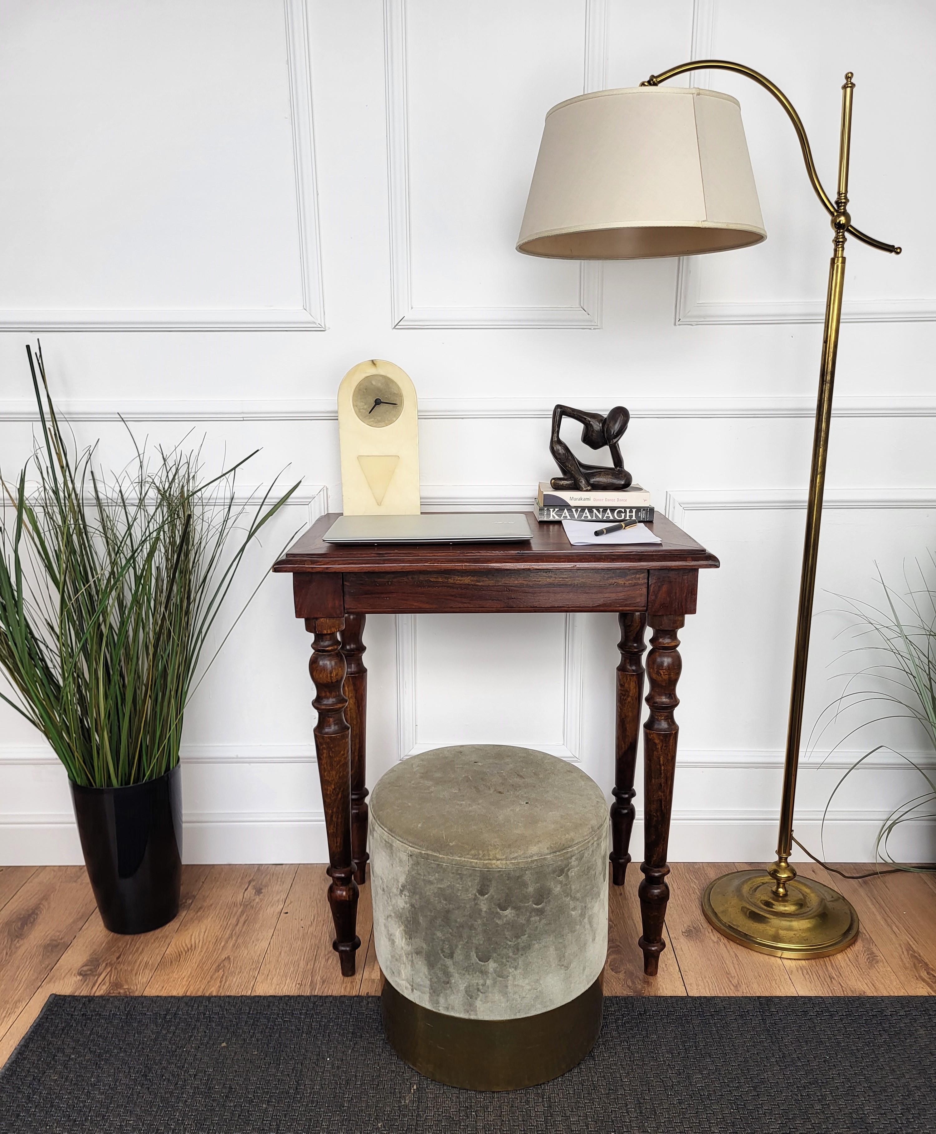 Très charmante et élégante petite table console antique italienne ou table à écrire de bureau avec d'élégants pieds sculptés en bois massif. Idéal dans n'importe quelle pièce comme petit bureau d'angle autonome ou à côté du mur. 

Nous avons