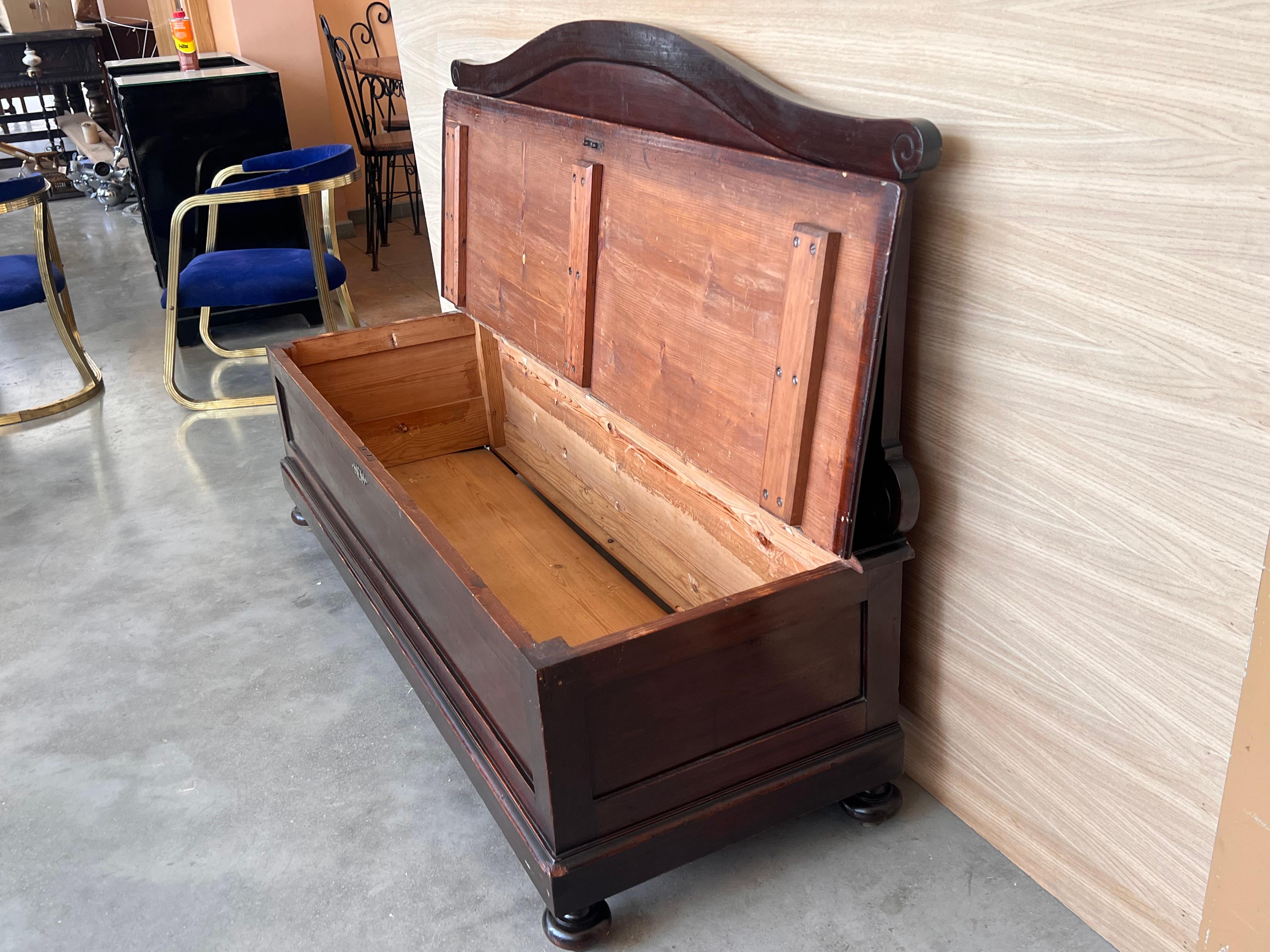 Banc italien ancien en bois de noyer avec coffre en vente 3