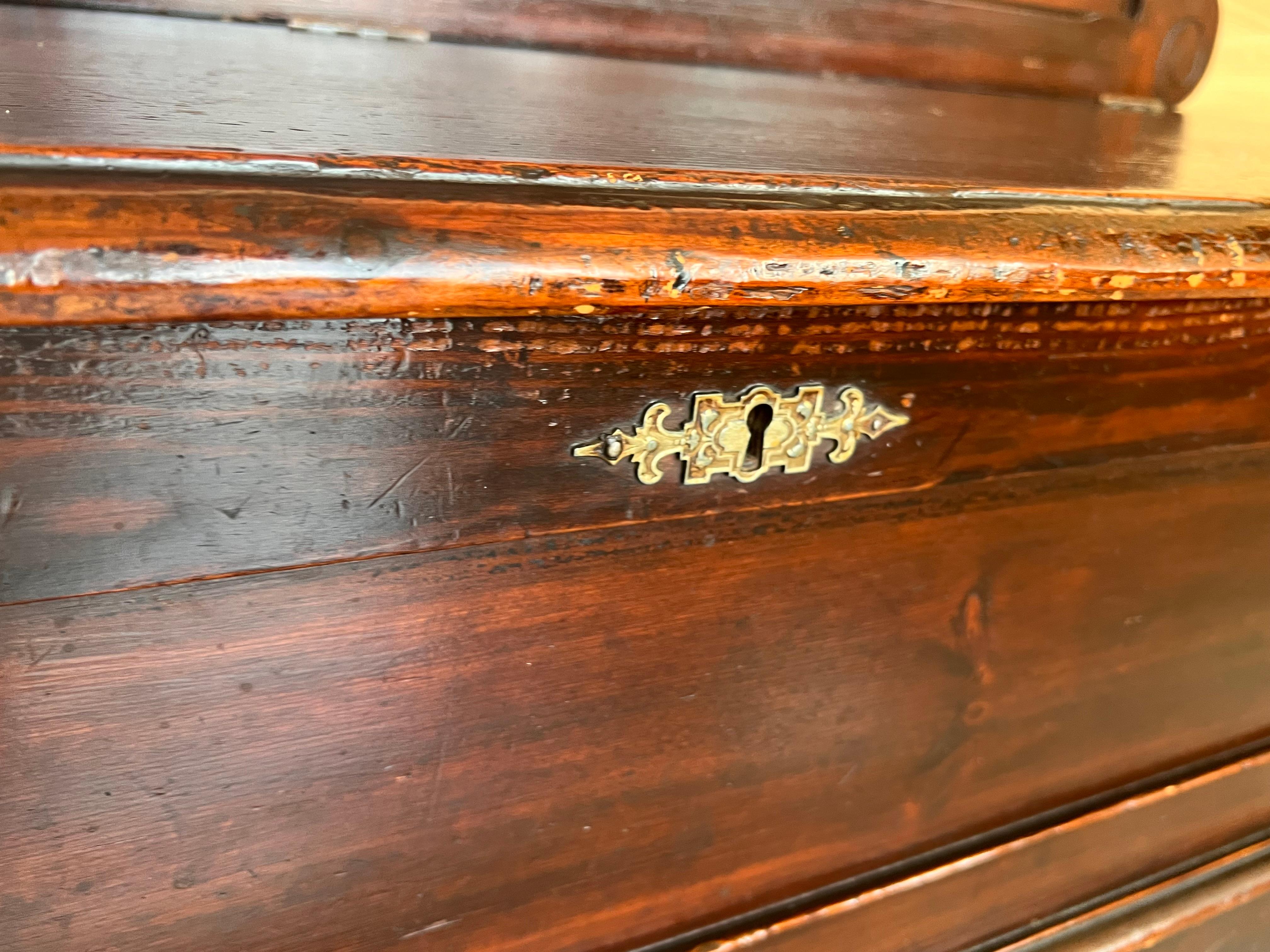 Banc italien ancien en bois de noyer avec coffre en vente 4