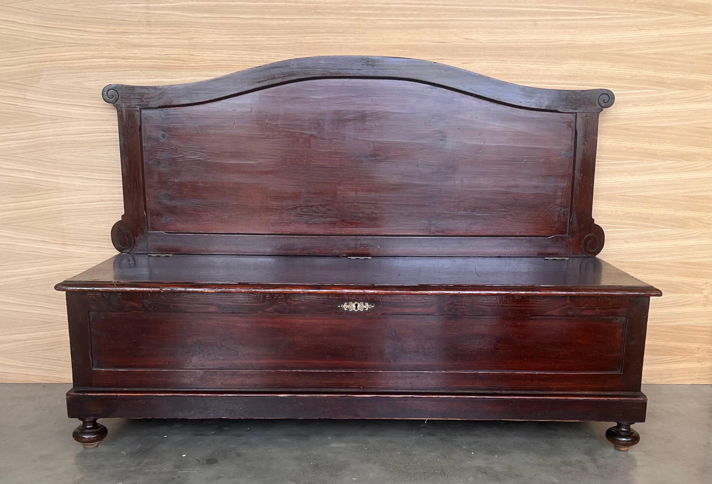C'est un vieux coffre, beau et solide. Il dispose d'un seul espace intérieur et d'une seule porte pour l'ouvrir. Le dossier est également confortable pour ne pas s'appuyer sur le mur : On peut y mettre quelques coussins ou y accrocher un joli kilim