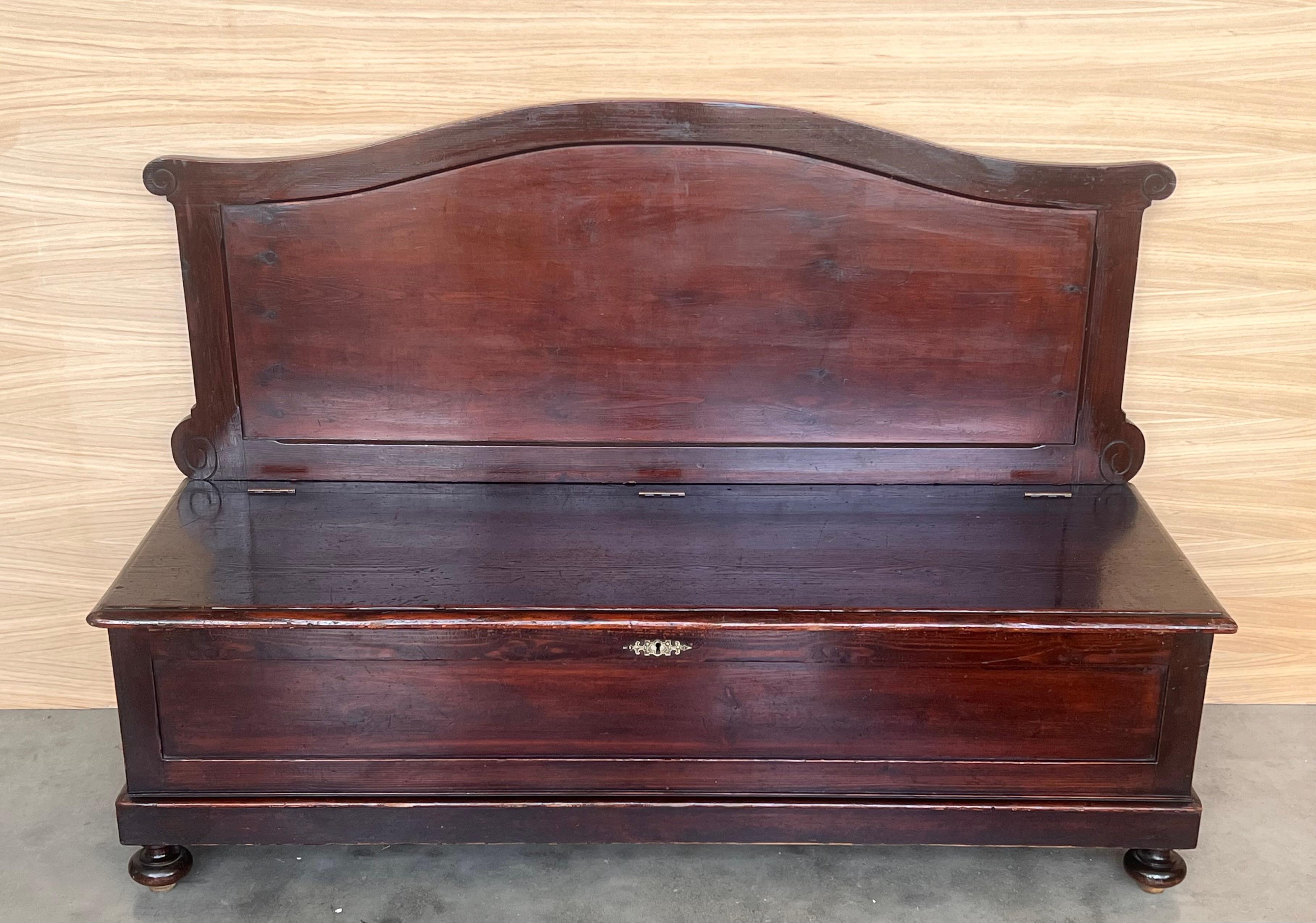 Baroque Banc italien ancien en bois de noyer avec coffre en vente