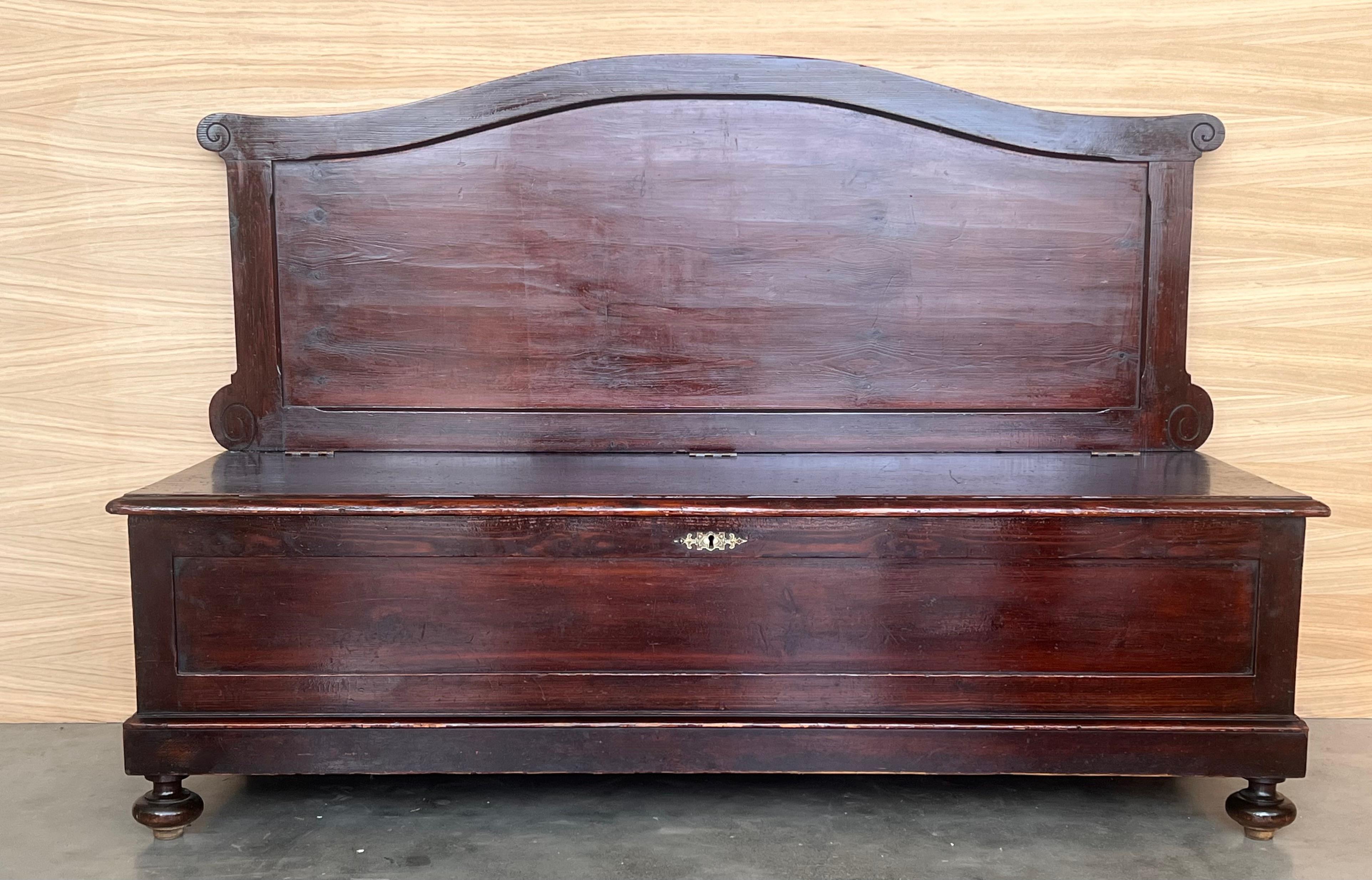 Espagnol Banc italien ancien en bois de noyer avec coffre en vente