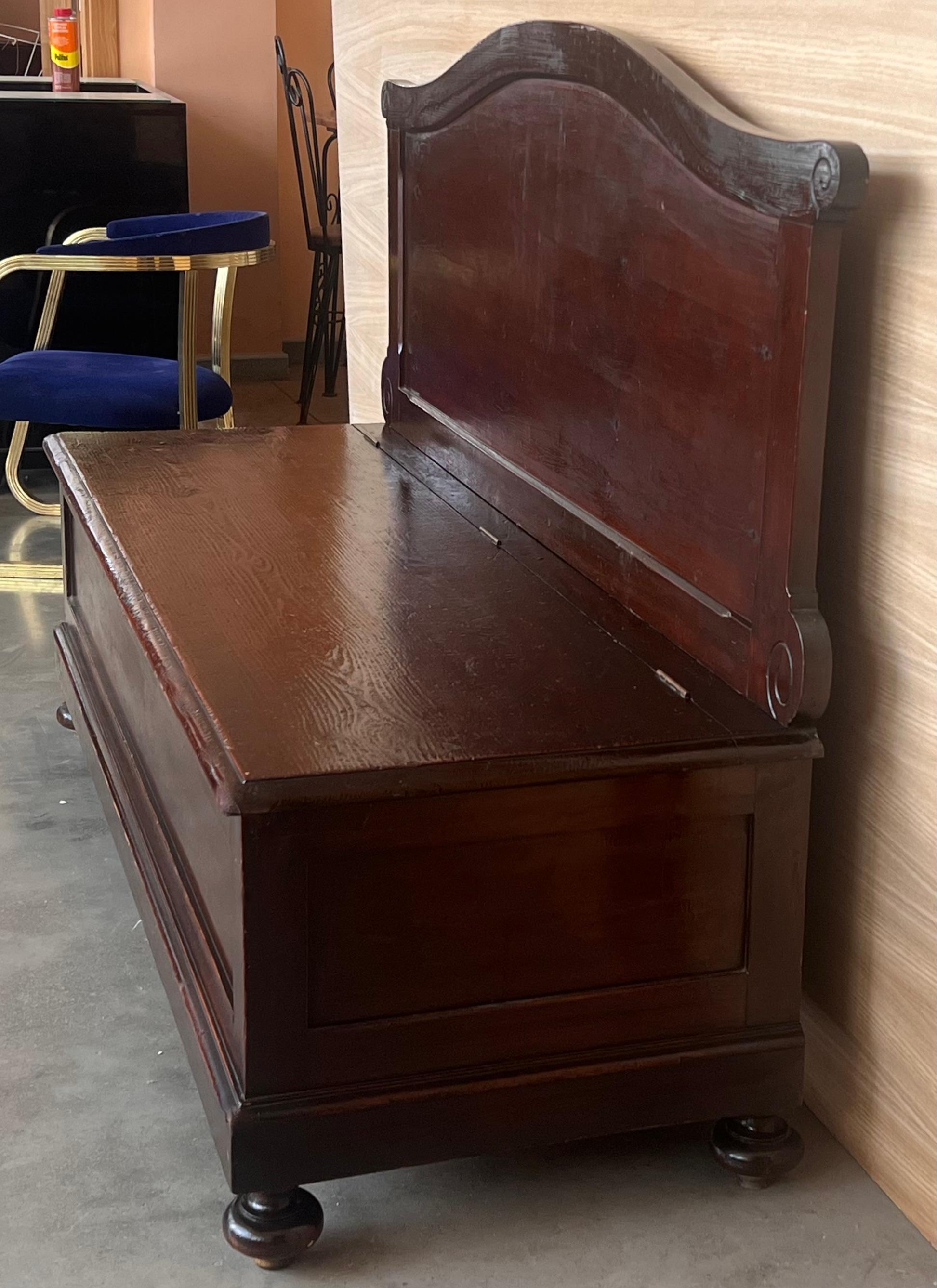 XIXe siècle Banc italien ancien en bois de noyer avec coffre en vente