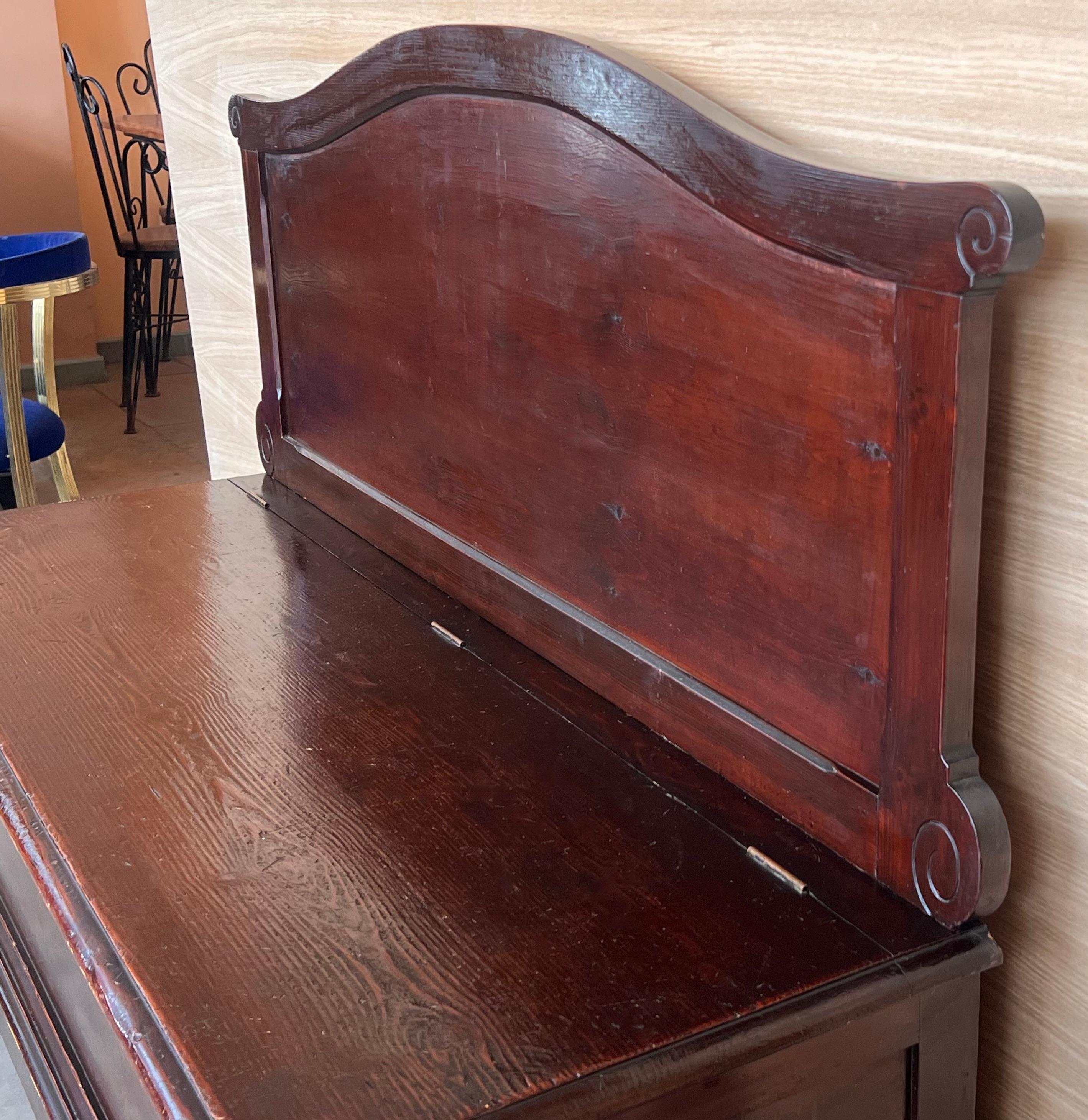 Noyer Banc italien ancien en bois de noyer avec coffre en vente