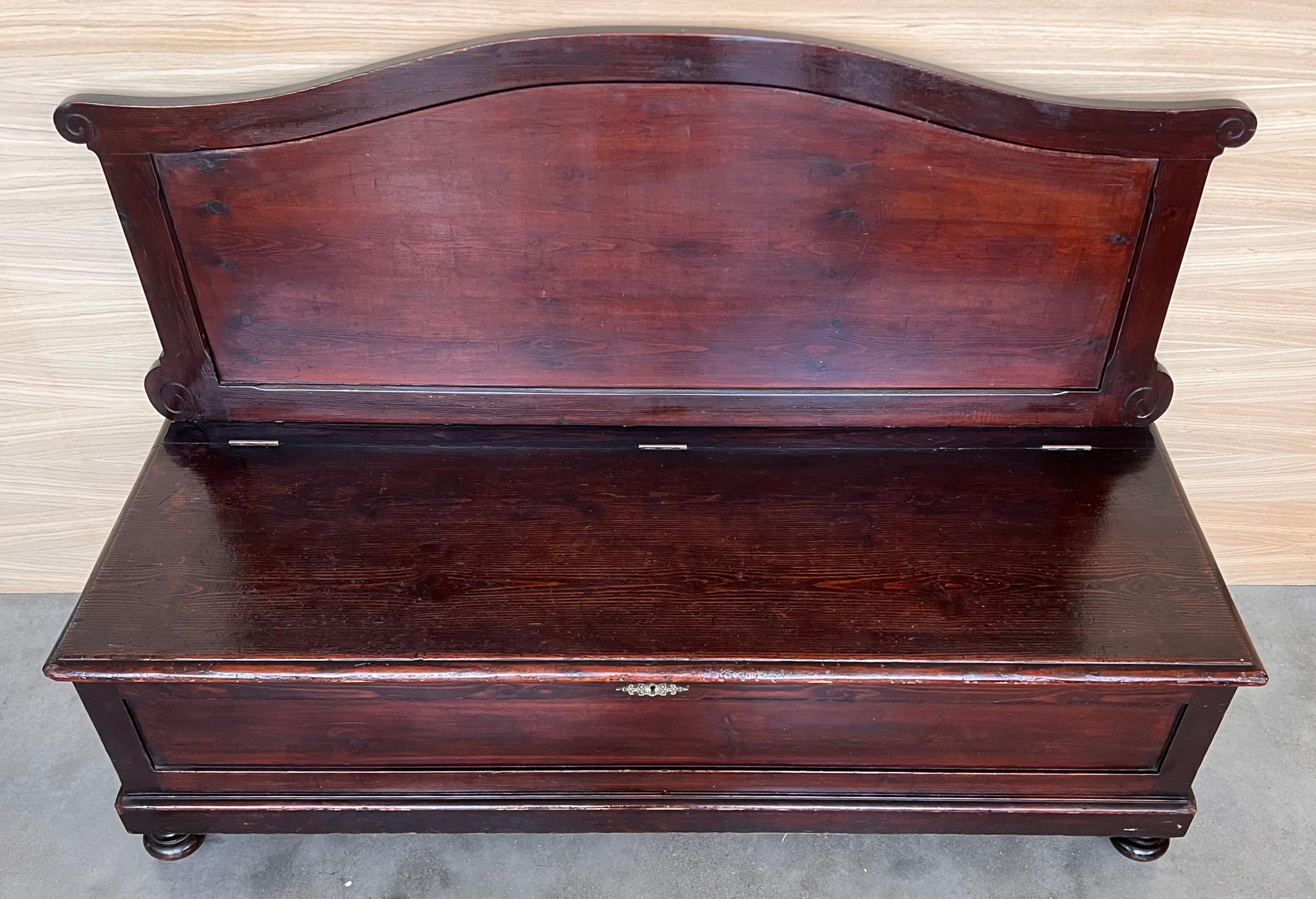 Banc italien ancien en bois de noyer avec coffre en vente 1