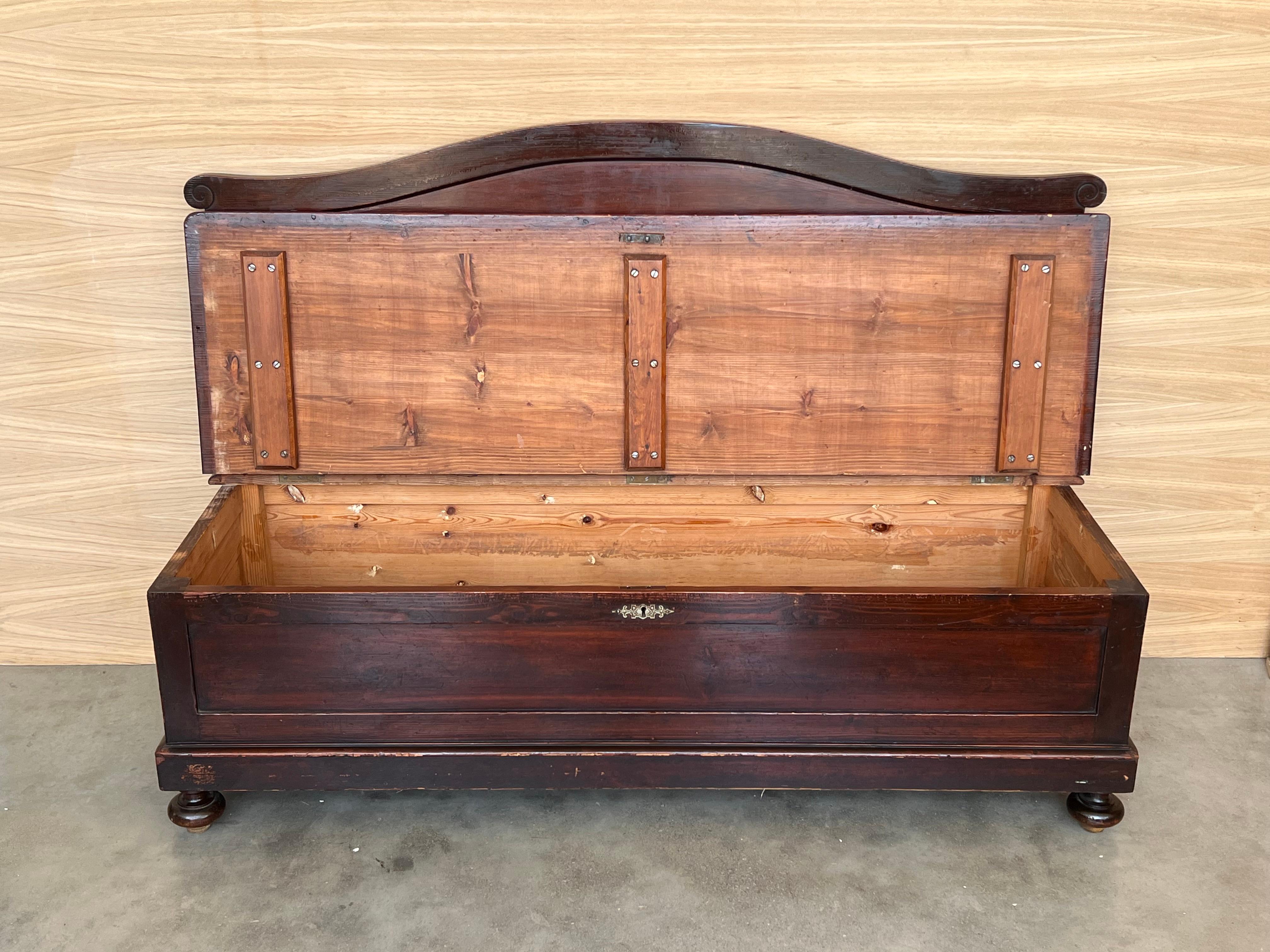 Banc italien ancien en bois de noyer avec coffre en vente 2