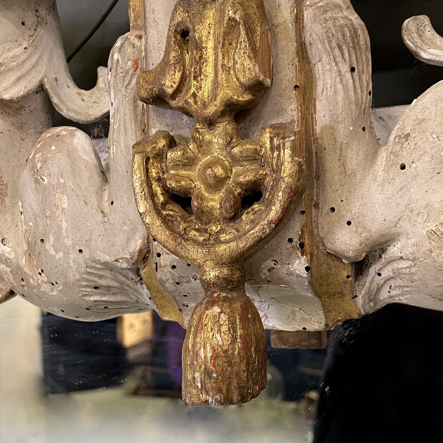 Italian white and golden wood wall mirror with animal decorations, 1990s For Sale 4