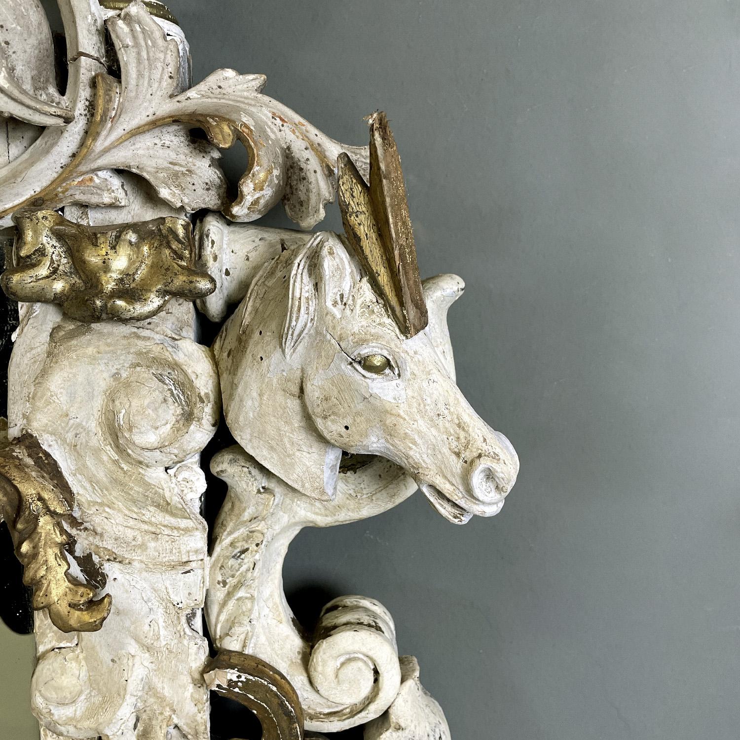 Italian white and golden wood wall mirror with animal decorations, 1990s For Sale 6