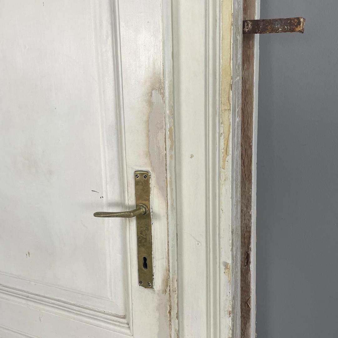 Puerta italiana antigua de madera pintada de blanco con marco y tiradores de latón de principios de 1900 en venta 5