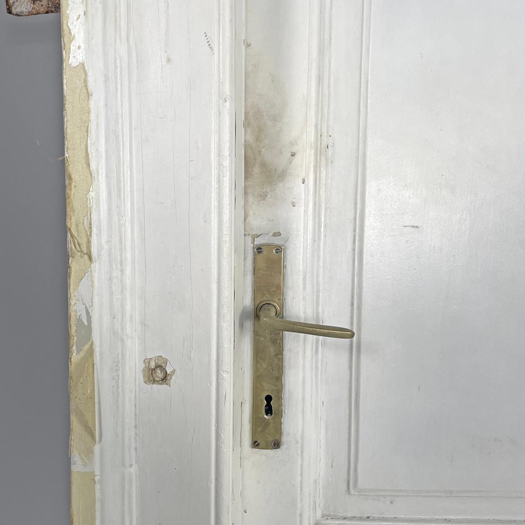 Puerta italiana antigua de madera pintada de blanco con marco y tiradores de latón de principios de 1900 en venta 6
