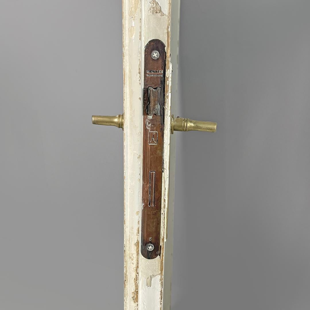 Puerta italiana antigua de madera pintada de blanco con marco y tiradores de latón de principios de 1900 en venta 7