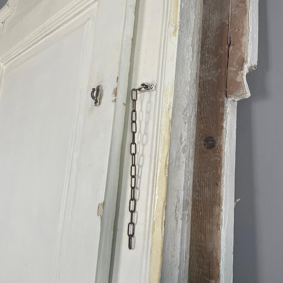 Puerta italiana antigua de madera pintada de blanco con marco y tiradores de latón de principios de 1900 en venta 9