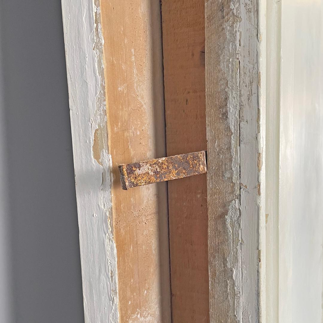 Puerta italiana antigua de madera pintada de blanco con marco y tiradores de latón de principios de 1900 en venta 10