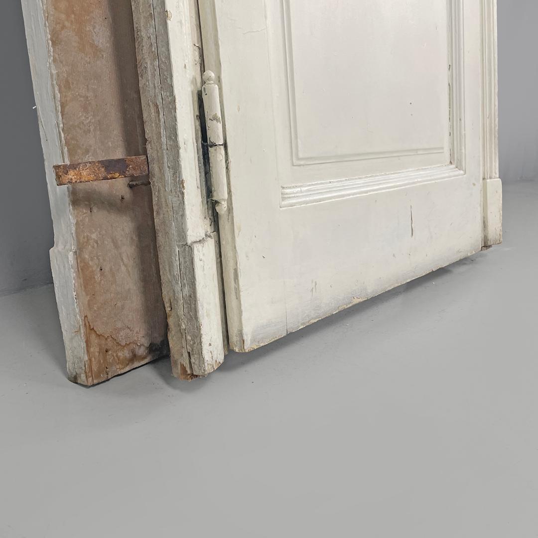 Puerta italiana antigua de madera pintada de blanco con marco y tiradores de latón de principios de 1900 en venta 12