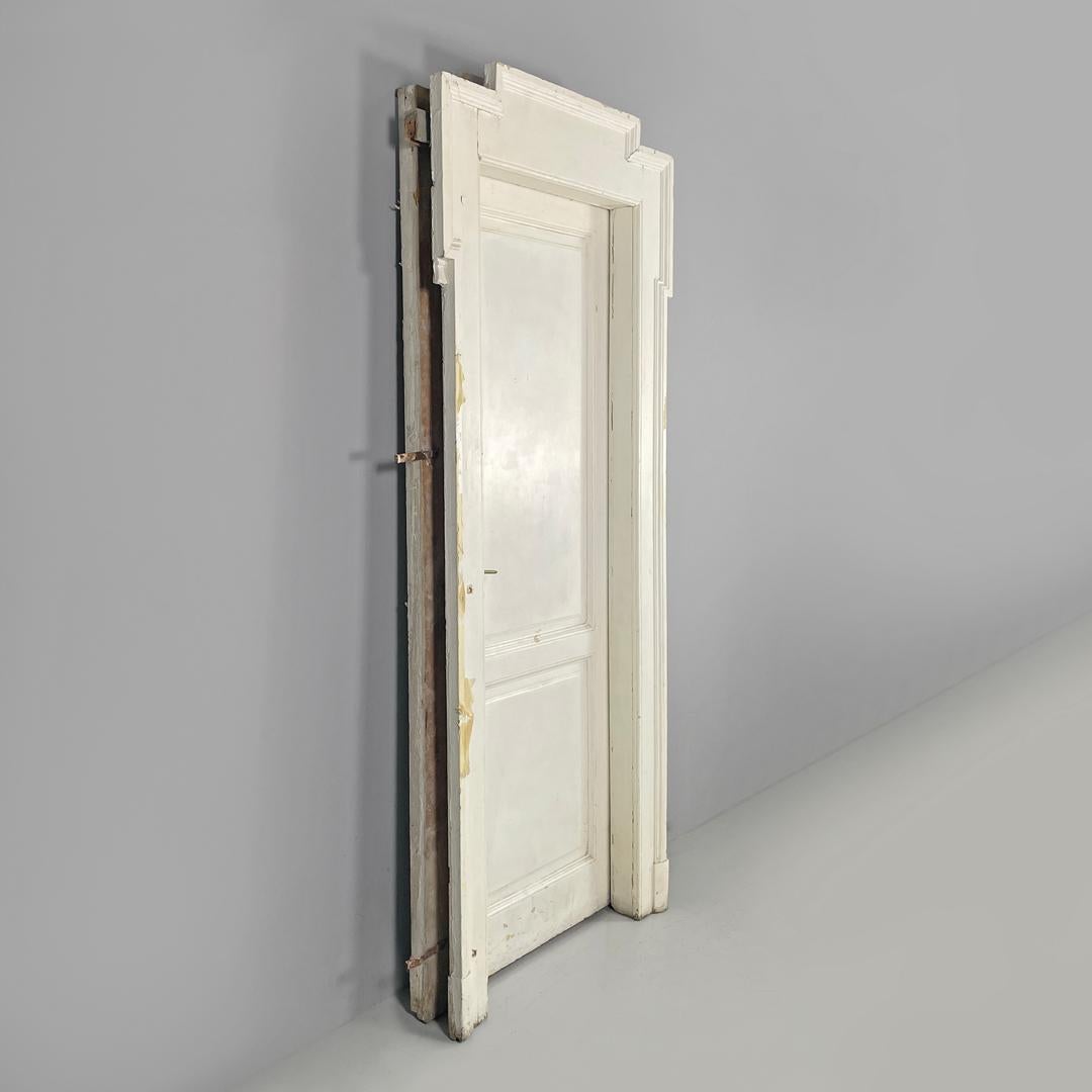 Puerta italiana antigua de madera pintada de blanco con marco y tiradores de latón de principios de 1900 Italiano en venta