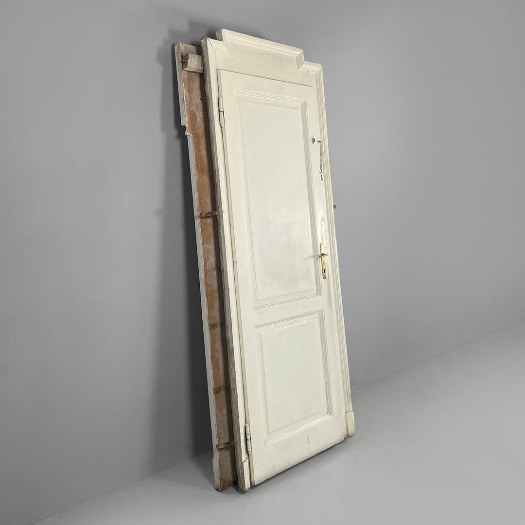 Puerta italiana antigua de madera pintada de blanco con marco y tiradores de latón de principios de 1900 en Bastante bueno estado para la venta en MIlano, IT