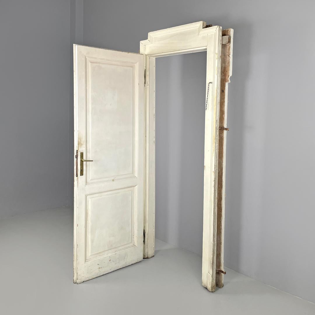 Puerta italiana antigua de madera pintada de blanco con marco y tiradores de latón de principios de 1900 en venta 1