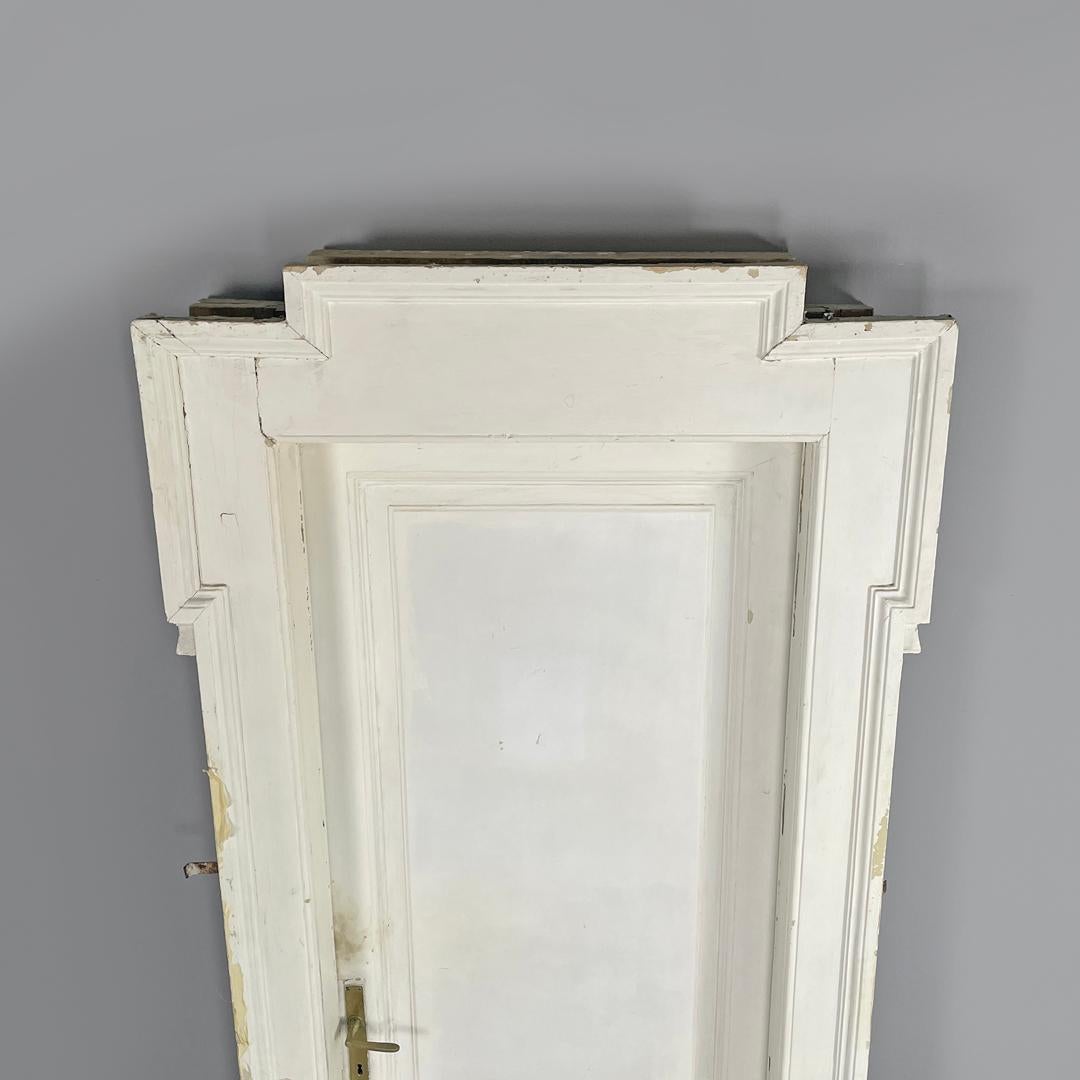 Puerta italiana antigua de madera pintada de blanco con marco y tiradores de latón de principios de 1900 en venta 2