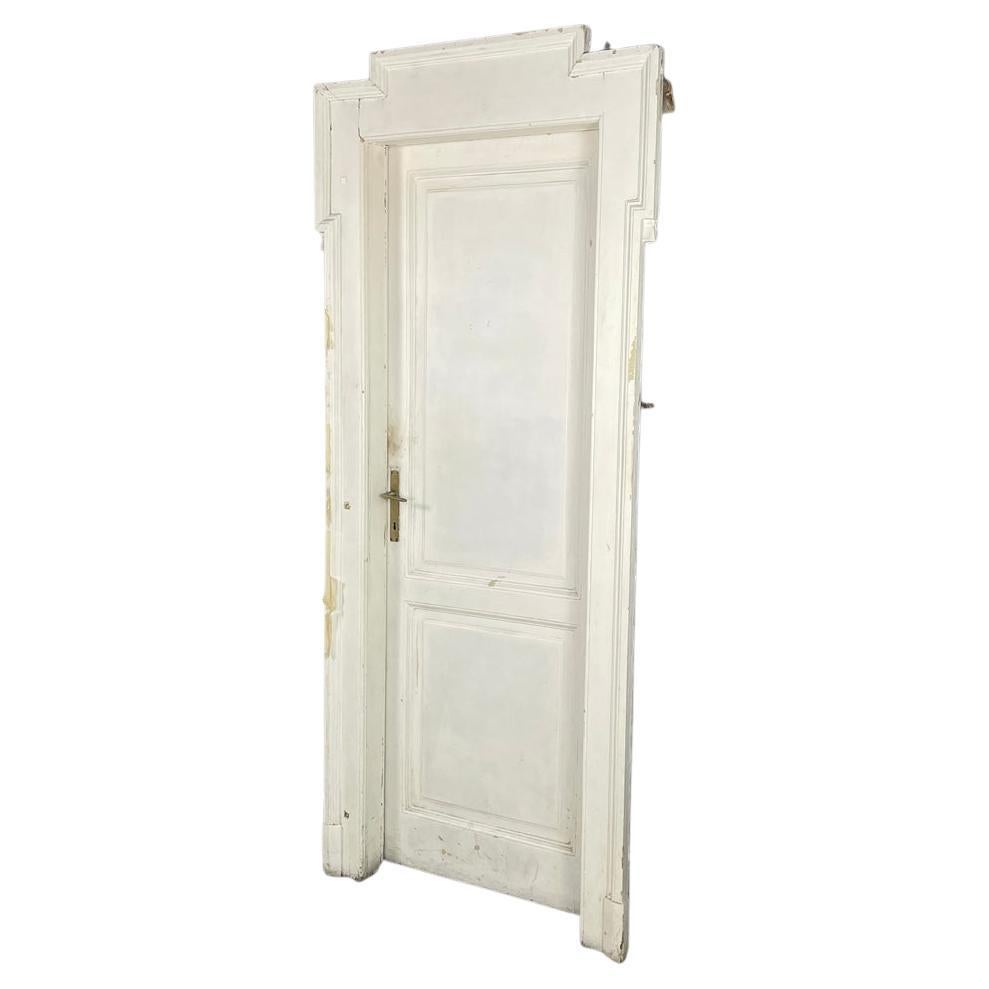 Puerta italiana antigua de madera pintada de blanco con marco y tiradores de latón de principios de 1900