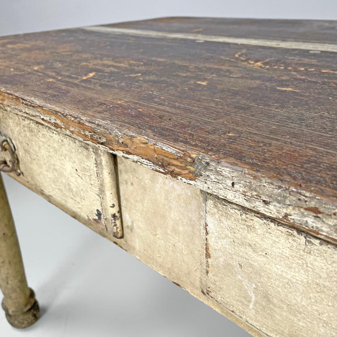 Ancienne table de salle à manger italienne en bois peint en blanc avec deux tiroirs, fin des années 1800 en vente 5