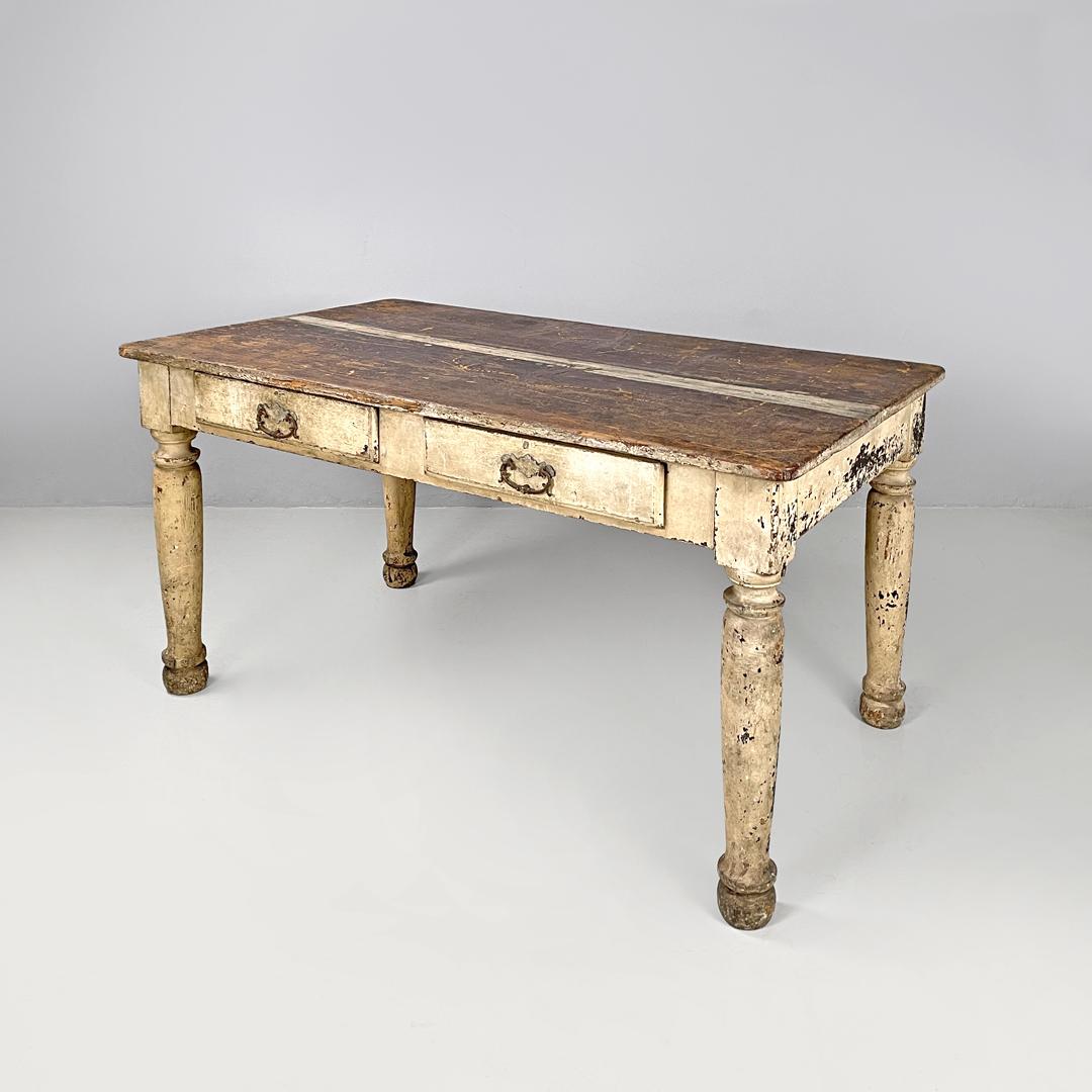 Ancienne table de salle à manger italienne en bois peint en blanc avec deux tiroirs, fin des années 1800
Table de salle à manger entièrement en bois massif. Le dessus présente au centre une bande de peinture blanche qui court sur toute la longueur,