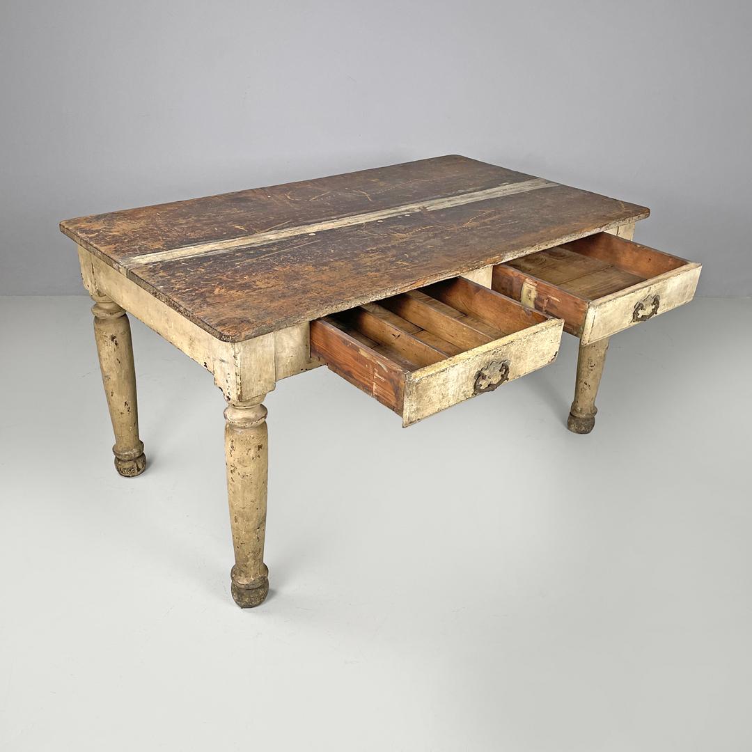 Ancienne table de salle à manger italienne en bois peint en blanc avec deux tiroirs, fin des années 1800 Abîmé - En vente à MIlano, IT