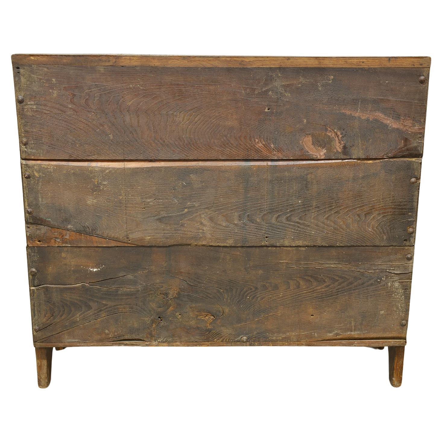 It's an old , nice and sturdy chest.  It has a single internal space, but three doors to open it where needed.  The backrest is also comfortable so as not to lean against the wall: You can put a few cushions or hang a nice kilim with velcro which