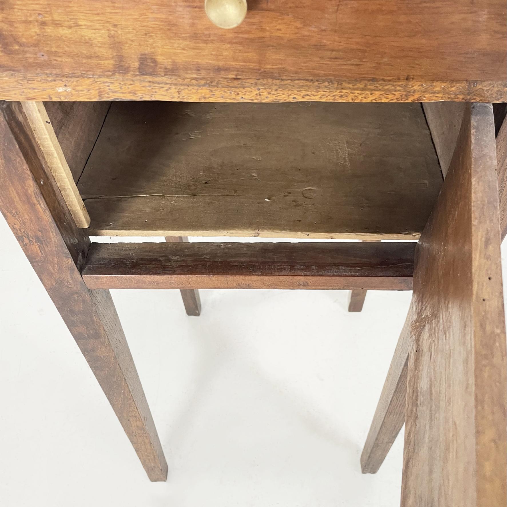 Italienischer antiker Holz-Nachttisch mit Messinggriff, frühe 1900er Jahre im Angebot 7