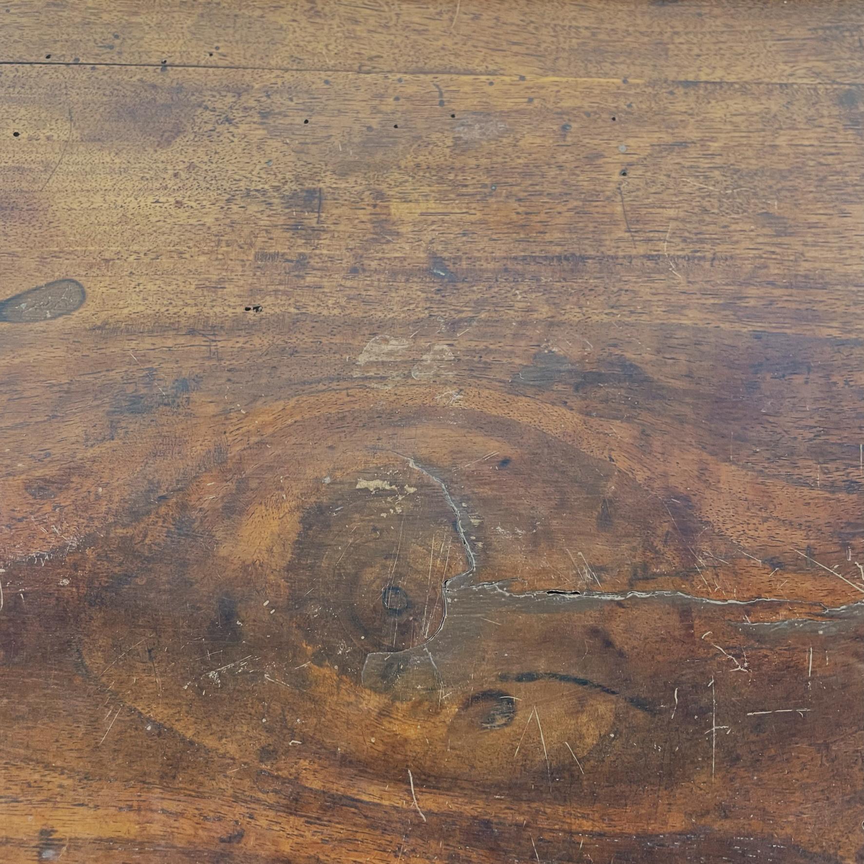 Italienischer antiker Holz-Nachttisch mit Messinggriff, frühe 1900er Jahre im Angebot 9