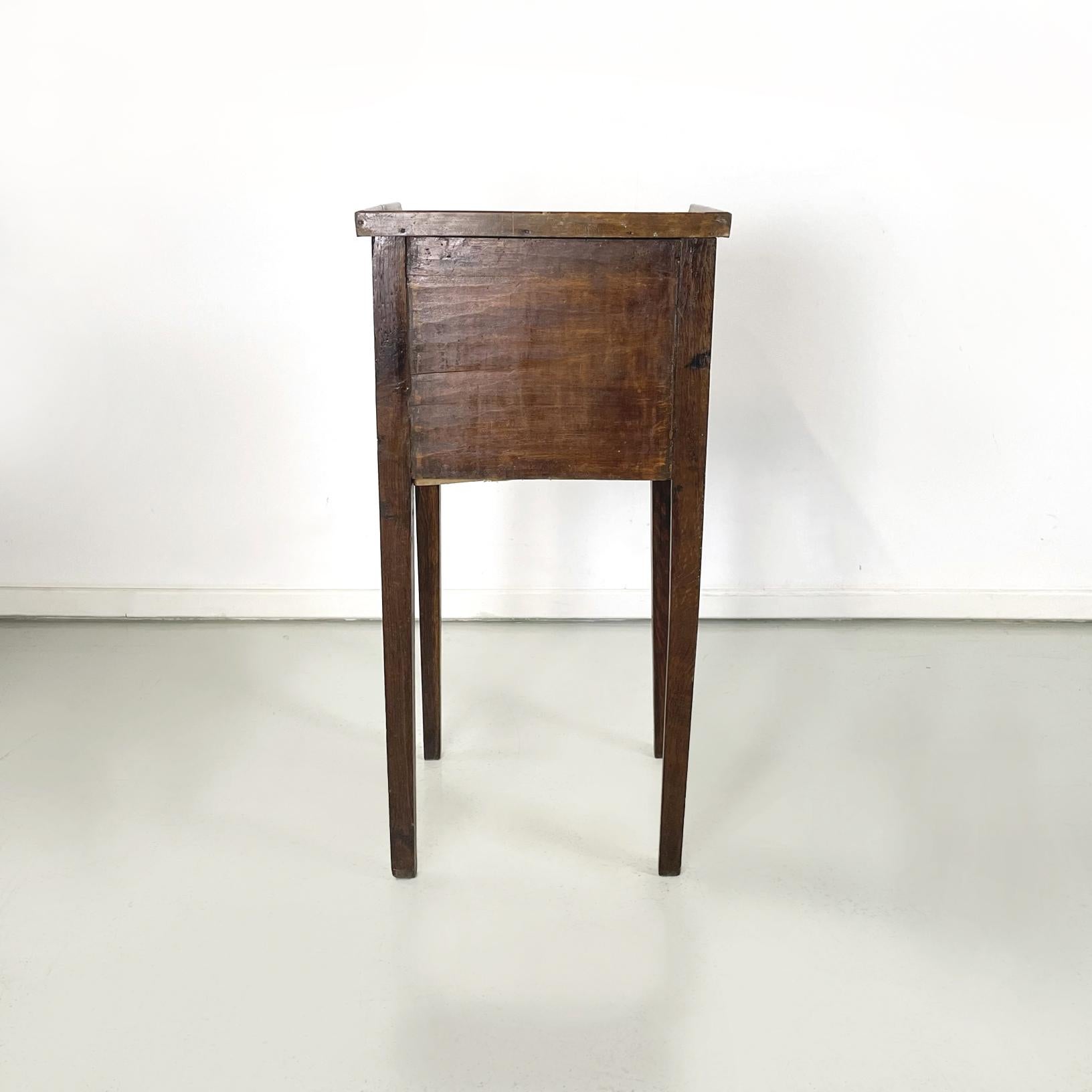 Italienischer antiker Holz-Nachttisch mit Messinggriff, frühe 1900er Jahre im Angebot 1
