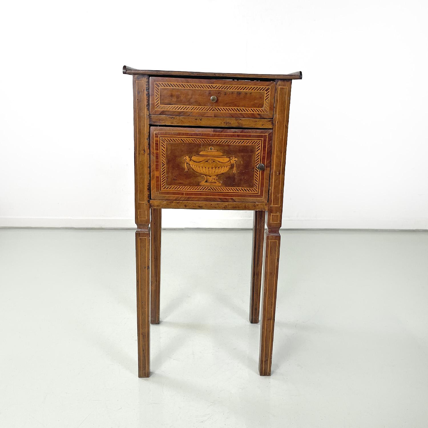 Italian antique wooden bedside tables with inlaid floral decorations, 1750s In Good Condition For Sale In MIlano, IT