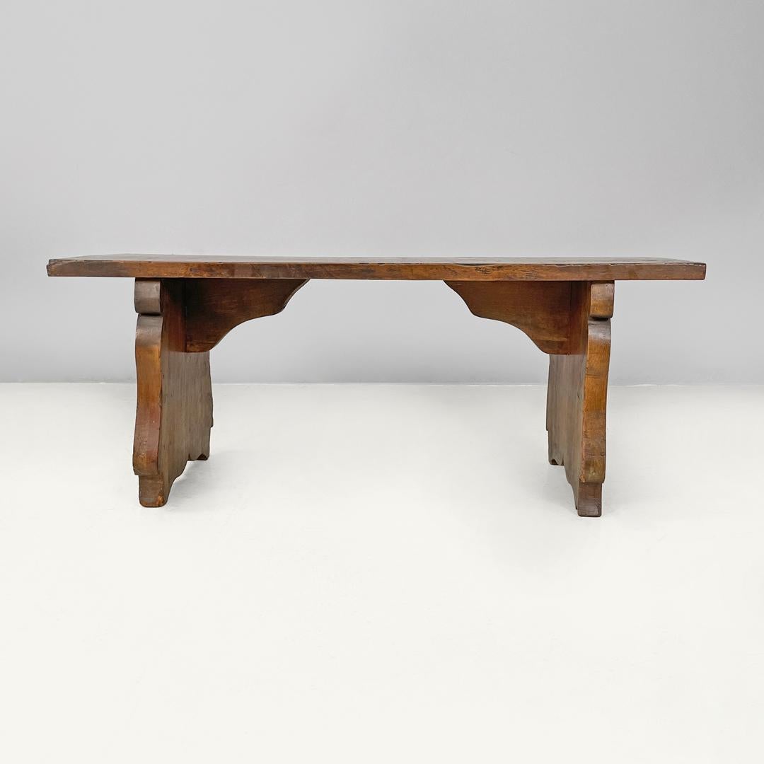 Panca italiana antica in legno con gambe decorate, 1800
Panchina in legno con piano rettangolare. Le due gambe laterali hanno la stessa profondità della seduta e presentano profili decorati con linee curve.
1800s.
Buone condizioni, con segni d'uso e