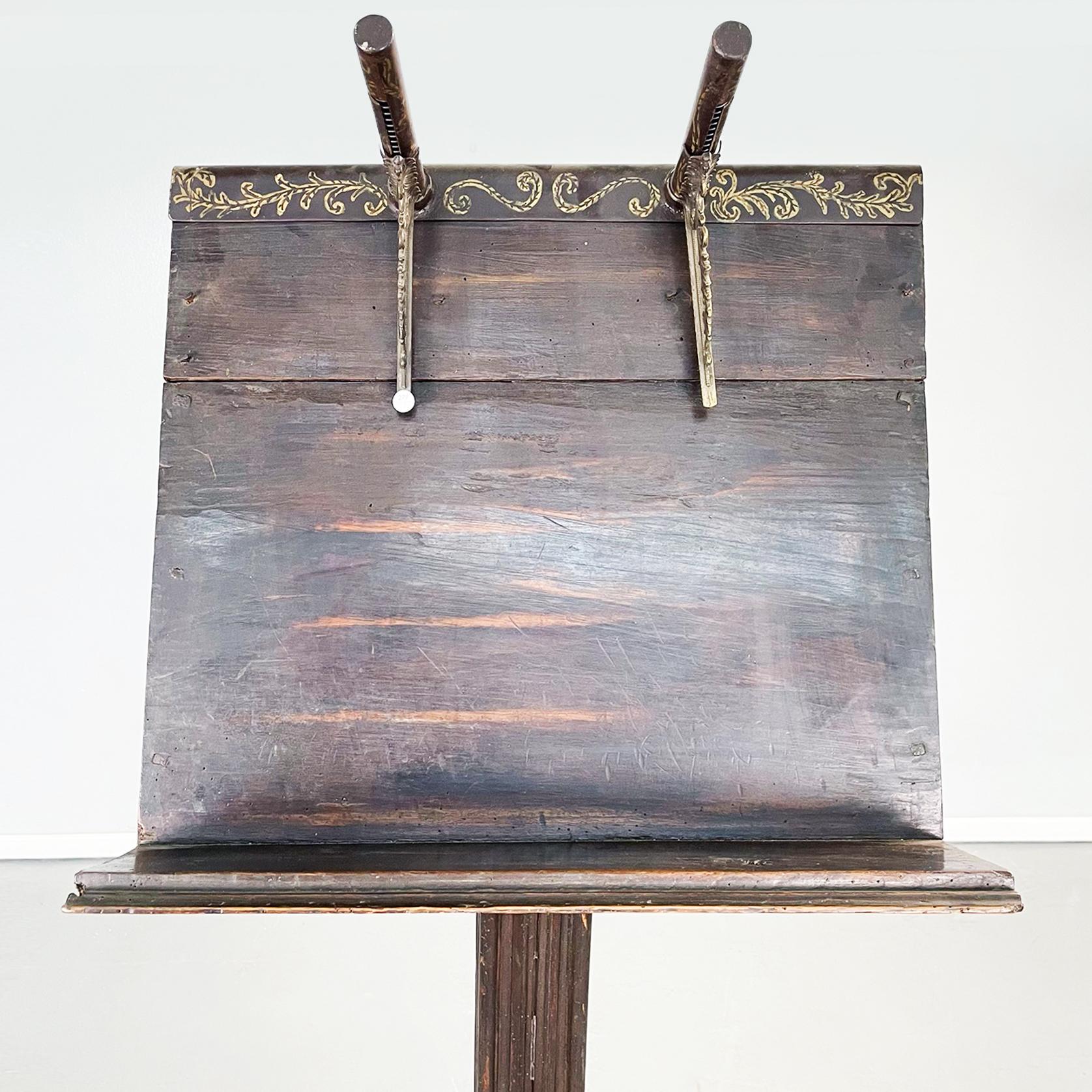 Italian Antique Wooden Bookstand with Finely Worked Brass Insert, Late 1600 For Sale 2