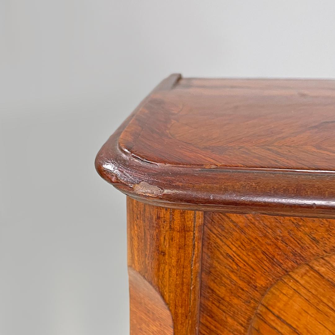 Armario antiguo italiano de madera con puertas decoradas y llave, finales del siglo XIX en venta 5