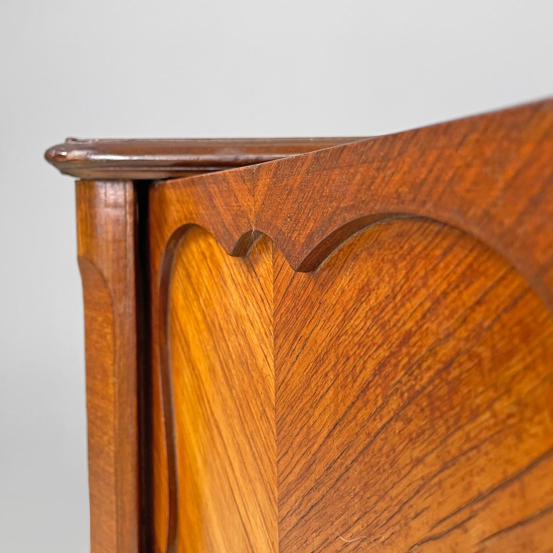 Armario antiguo italiano de madera con puertas decoradas y llave, finales del siglo XIX en venta 6