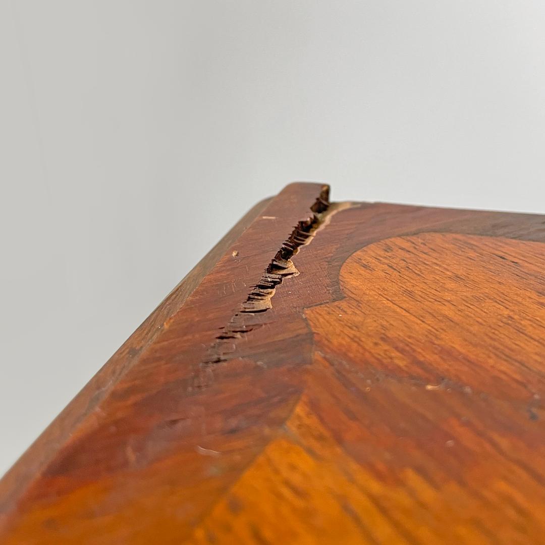 Armario antiguo italiano de madera con puertas decoradas y llave, finales del siglo XIX en venta 7