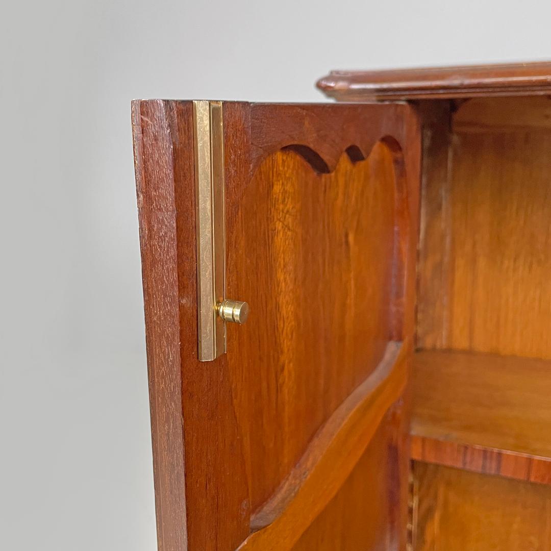 Armario antiguo italiano de madera con puertas decoradas y llave, finales del siglo XIX en venta 8