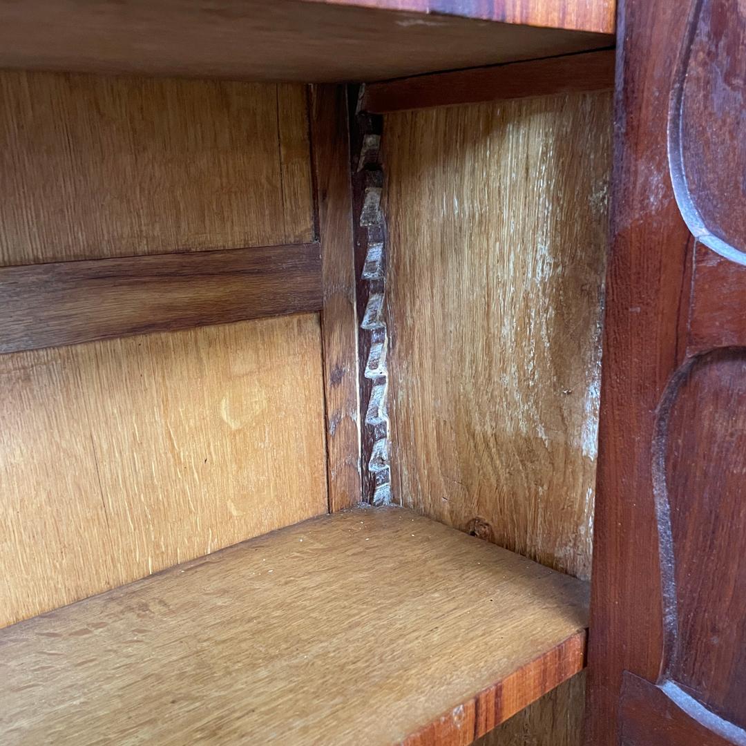 Armario antiguo italiano de madera con puertas decoradas y llave, finales del siglo XIX en venta 10