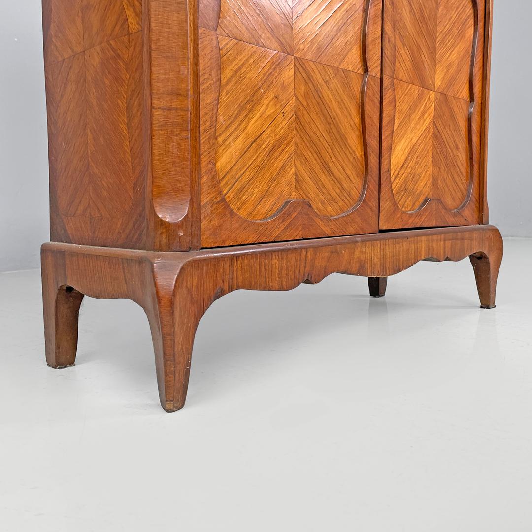 Armario antiguo italiano de madera con puertas decoradas y llave, finales del siglo XIX en venta 11