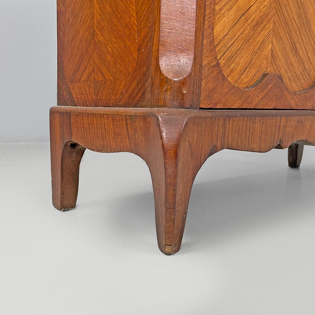 Armario antiguo italiano de madera con puertas decoradas y llave, finales del siglo XIX en venta 12
